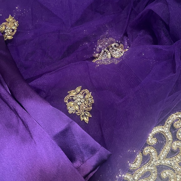 Gorgeous Purple Sari. Heavy Embroidery. Worn once - Picture 7 of 7